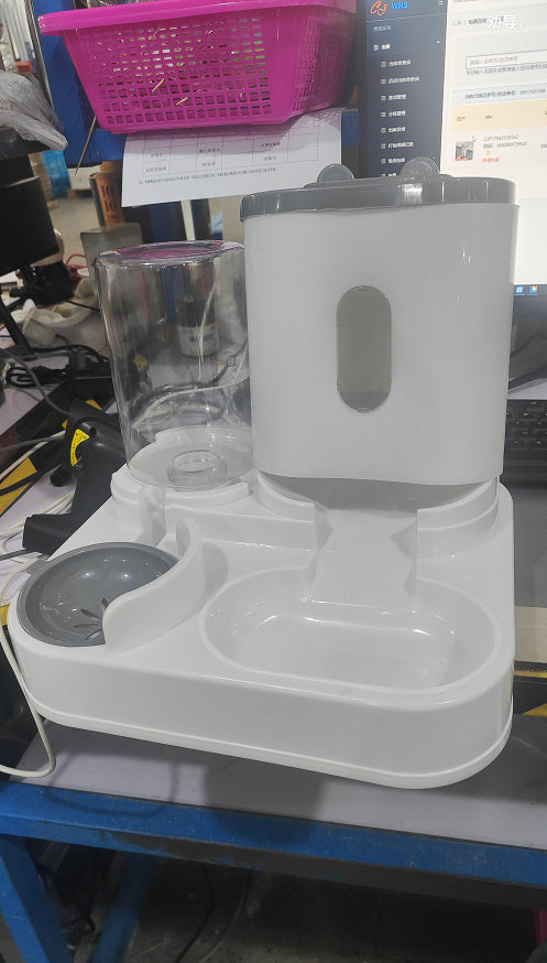 Dispensador Automático 2 en 1 de Comida y Agua para Perros – Antideslizante y con Botella Reemplazable