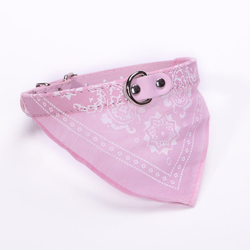 Collar con Pañuelo Triangular de PU para Perros – Estilo y Comodidad en Uno
