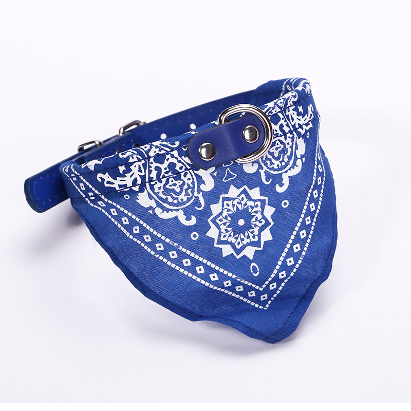 Collar con Pañuelo Triangular de PU para Perros – Estilo y Comodidad en Uno