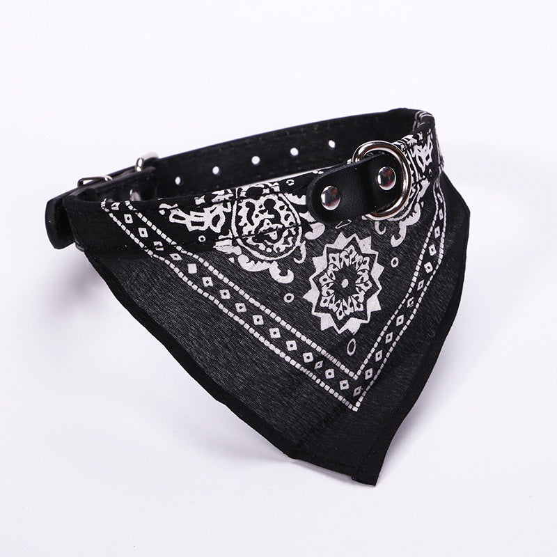 Collar con Pañuelo Triangular de PU para Perros – Estilo y Comodidad en Uno