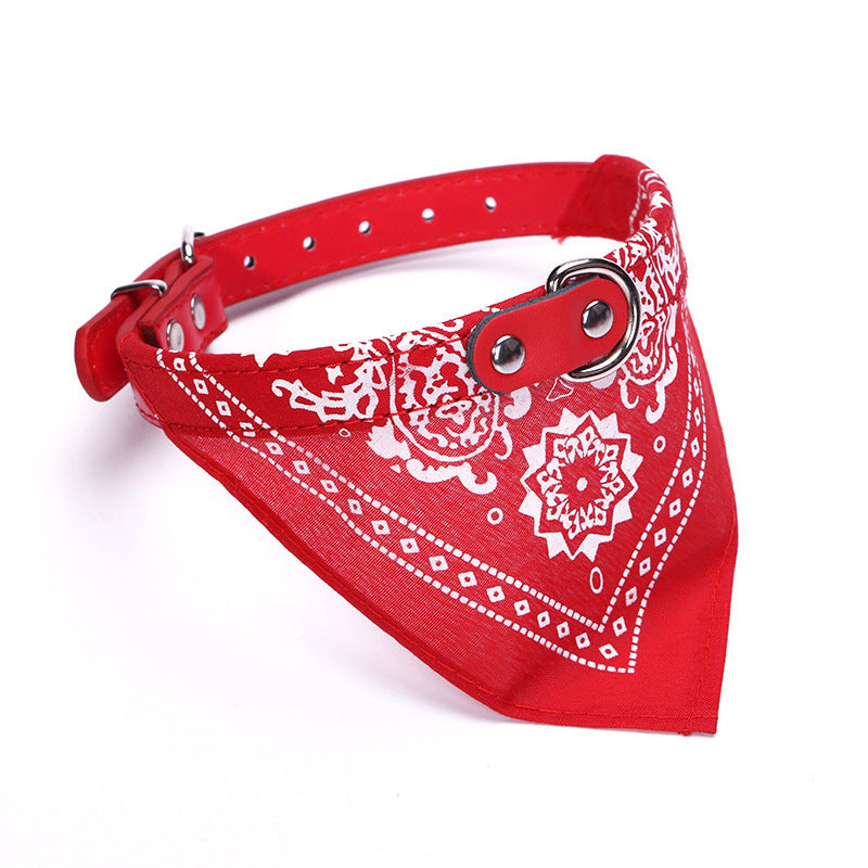 Collar con Pañuelo Triangular de PU para Perros – Estilo y Comodidad en Uno
