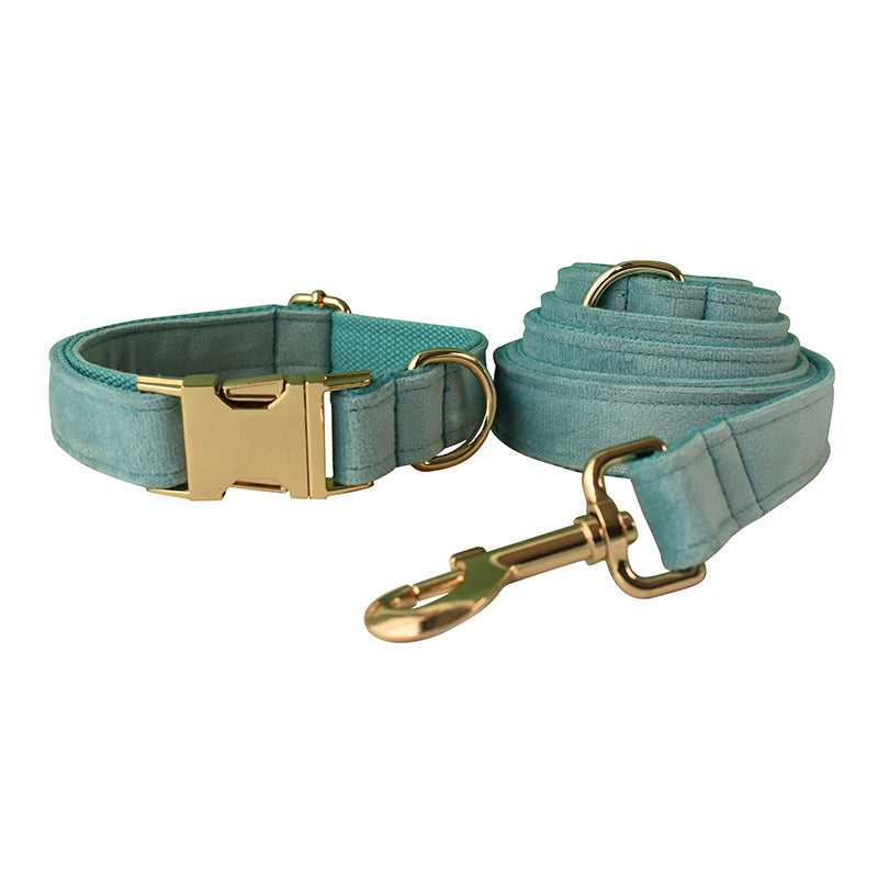 Collar de Terciopelo con Hebilla Dorada para Perros – Estilo y Elegancia en Cada Paseo