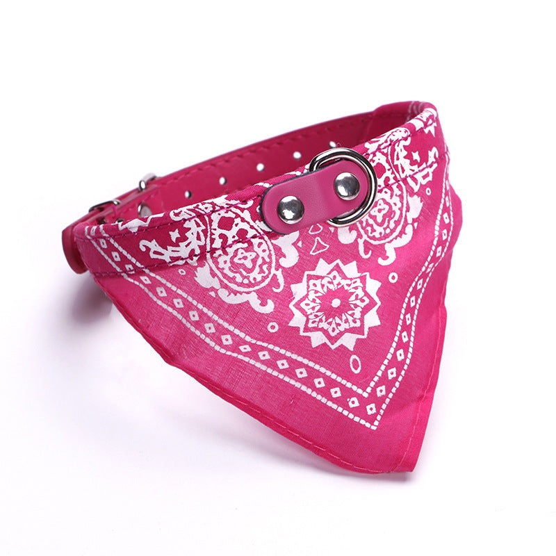 Collar con Pañuelo Triangular de PU para Perros – Estilo y Comodidad en Uno