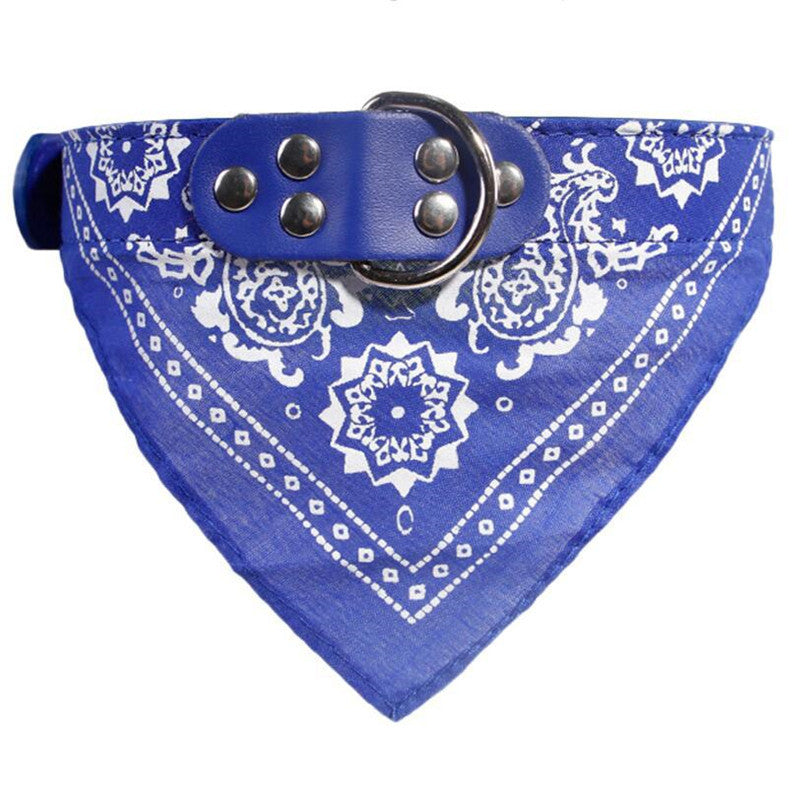 Collar con Pañuelo Triangular de PU para Perros – Estilo y Comodidad en Uno