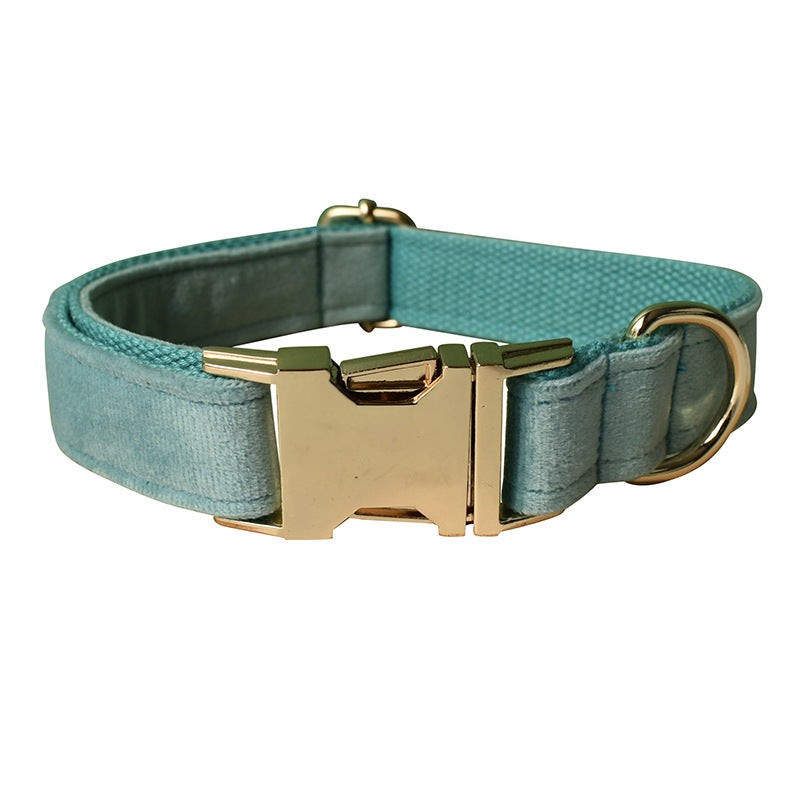 Collar de Terciopelo con Hebilla Dorada para Perros – Estilo y Elegancia en Cada Paseo