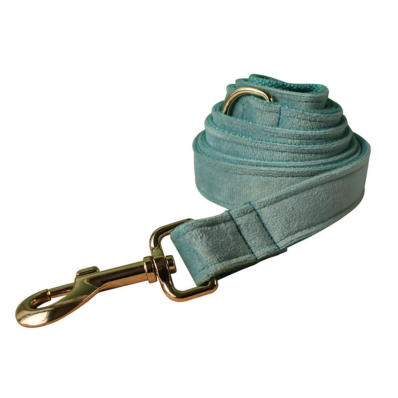 Collar de Terciopelo con Hebilla Dorada para Perros – Estilo y Elegancia en Cada Paseo